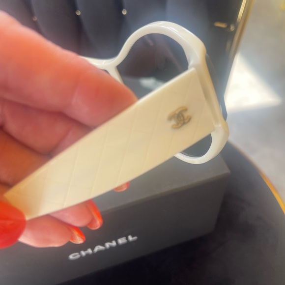 Chanel mirrored white sunglasses - Picture 2 of 4